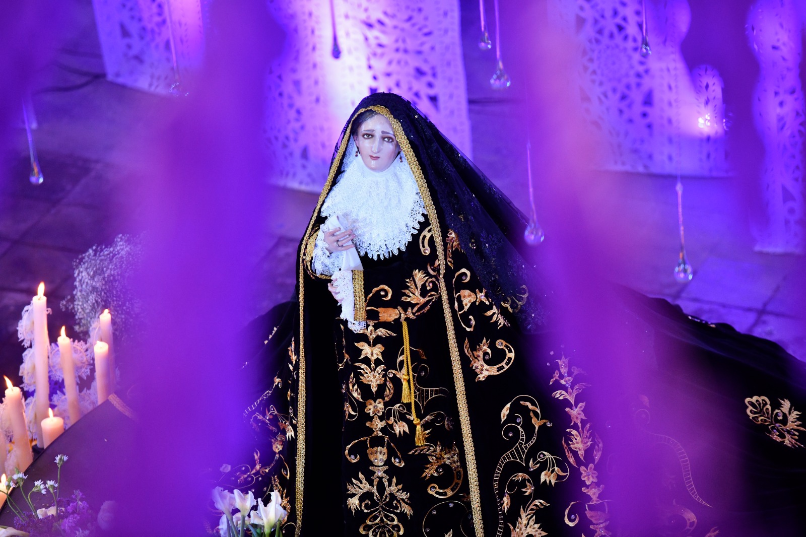 INSTALAN TRADICIONAL ALTAR DE DOLORES EN PALACIO DE GOBIERNO