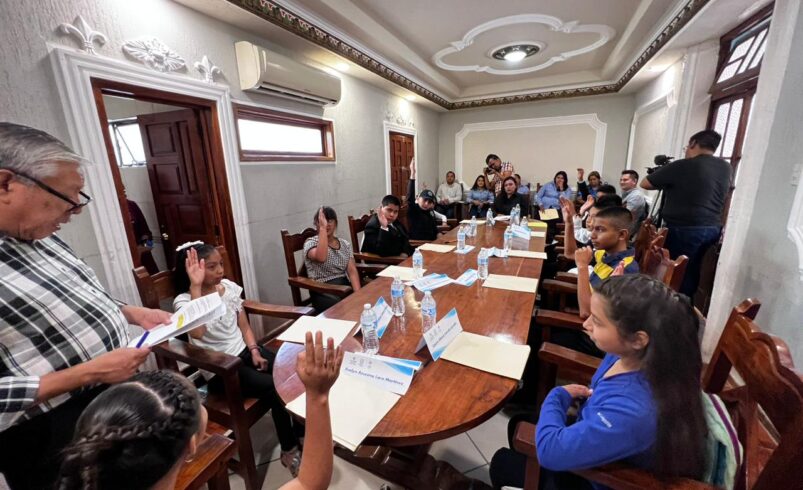 CABILDO INFANTIL RECONOCIÓ A ERICK, NIÑO POLICÍA QUE APOYÓ EN INCENDIOS REGISTRADOS HACE SEMANAS