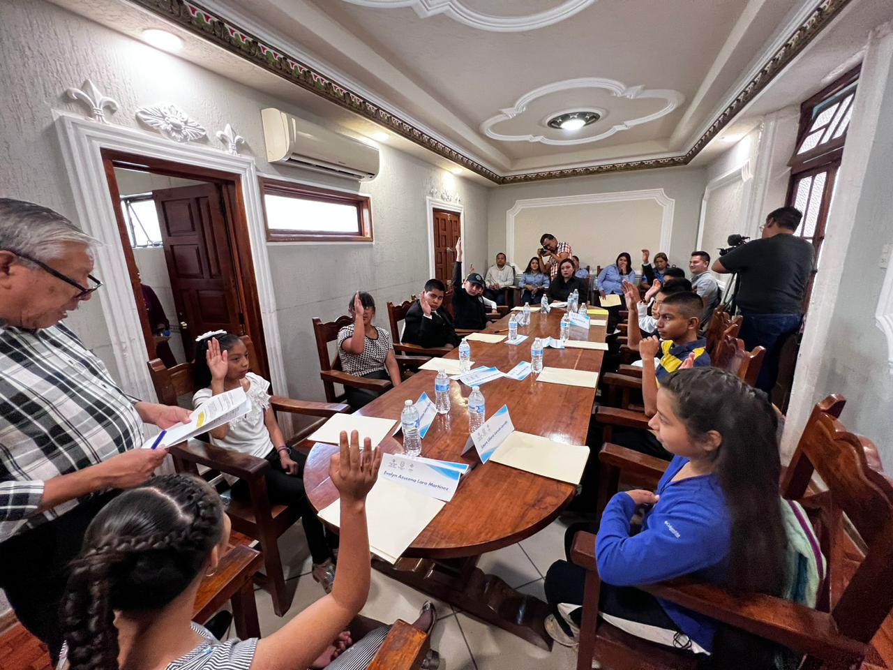 CABILDO INFANTIL RECONOCIÓ A ERICK, NIÑO POLICÍA QUE APOYÓ EN INCENDIOS REGISTRADOS HACE SEMANAS
