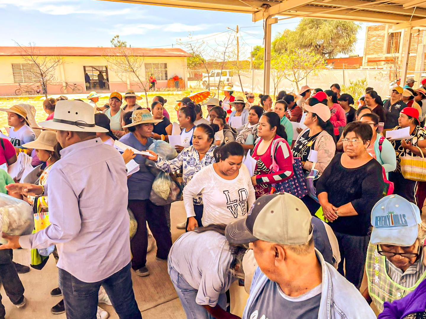 VILLAREYENSES LLEVAN ALIMENTACIÓN DE CALIDAD A SUS HOGARES MEDIANTE APOYO DE SU AYUNTAMIENTO
