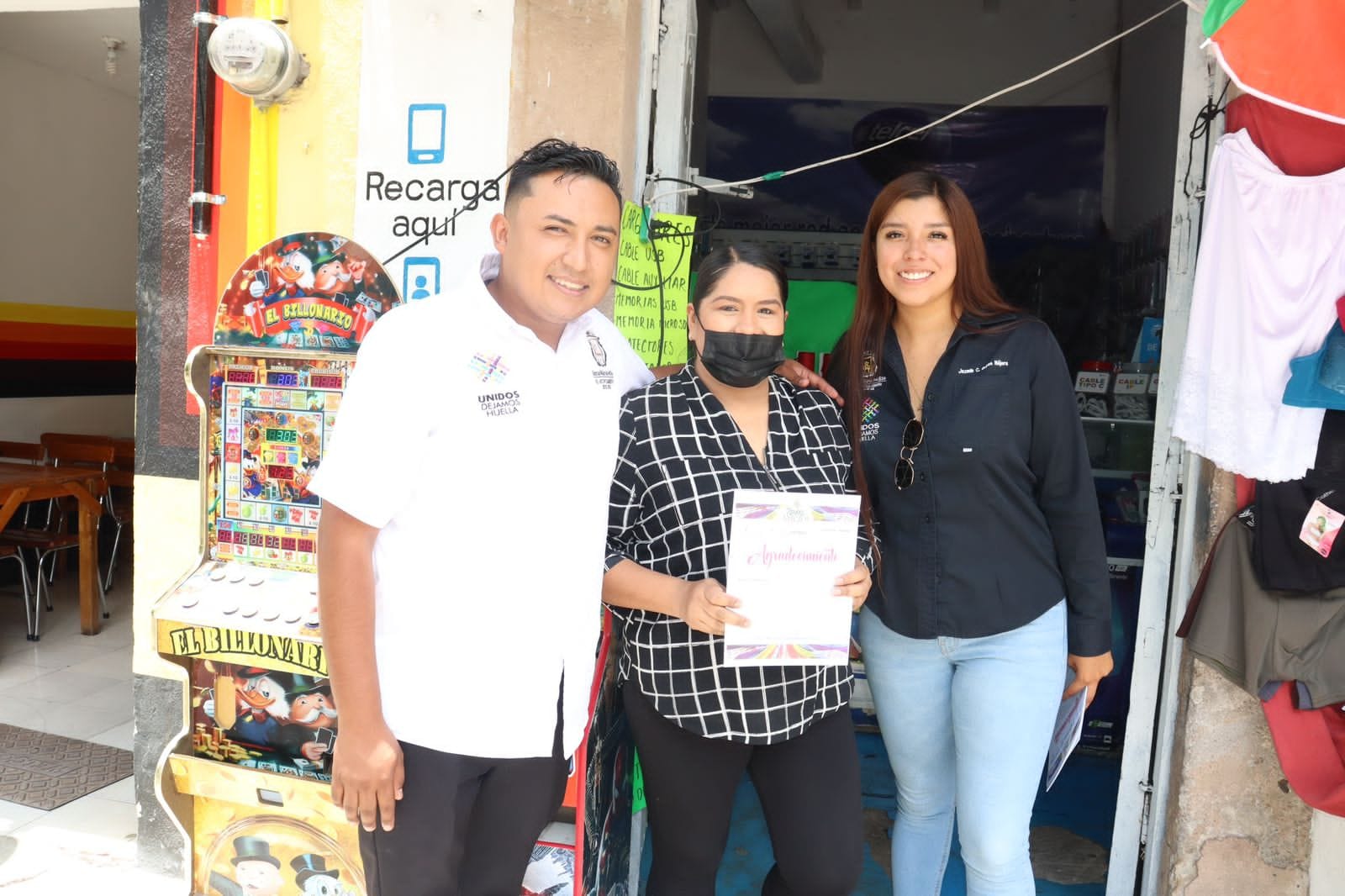 PRESIDENTA, MIRIAM MARTÍNEZ TREJO, RECONOCE A COMERCIANTES QUE ADORNARON SU FACHADA DURANTE SERIAL TRAIL MÁGICO