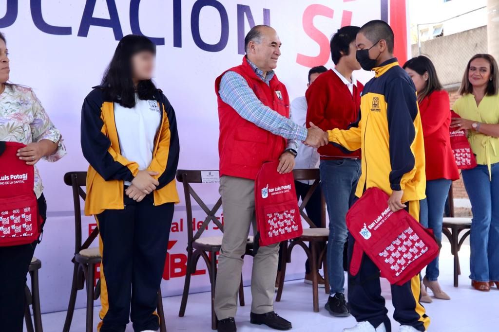 Gobierno de la Capital incentiva a estudiantes de escuelas municipales, con la entrega de mochilas