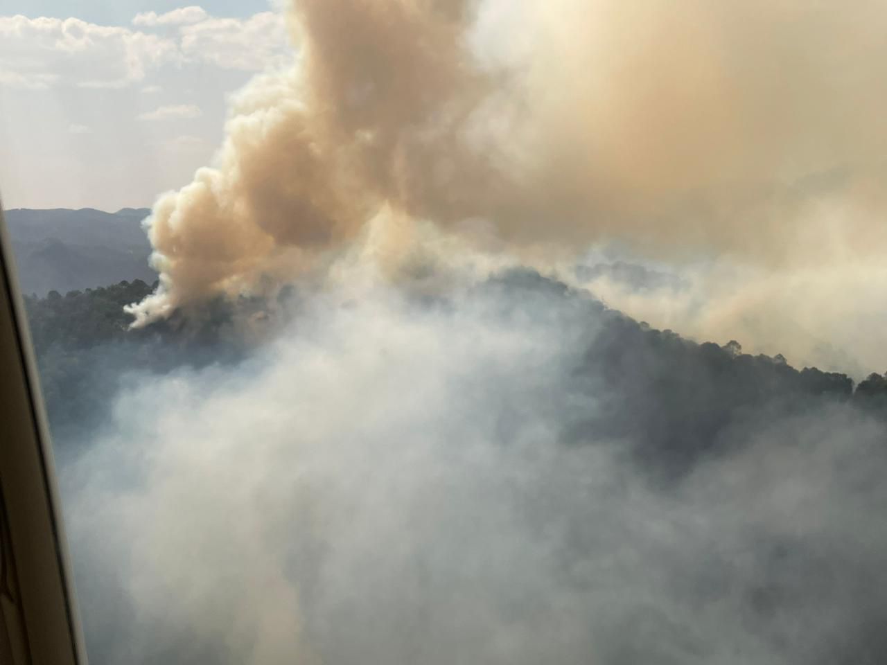AUTORIDADES DE LOS TRES NIVELES DE GOBIERNO COMBATEN INCENDIO FORESTAL EN SANTA MARÍA DEL RÍO
