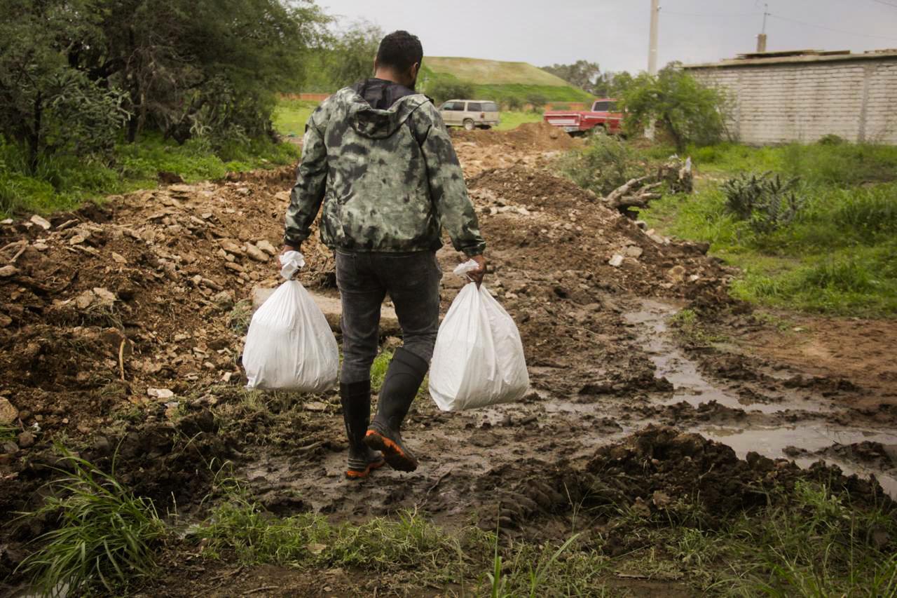 ISMAEL HERNÁNDEZ LLEVA DESPENSAS A DAMNIFICADOS DE LA COMUNIDAD DE SAN MIGUEL