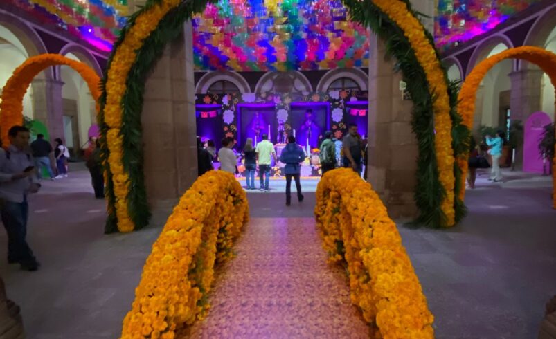 VISITANTES ADMIRAN EL MONUMENTAL ALTAR DE MUERTOS DE PALACIO DE GOBIERNO 