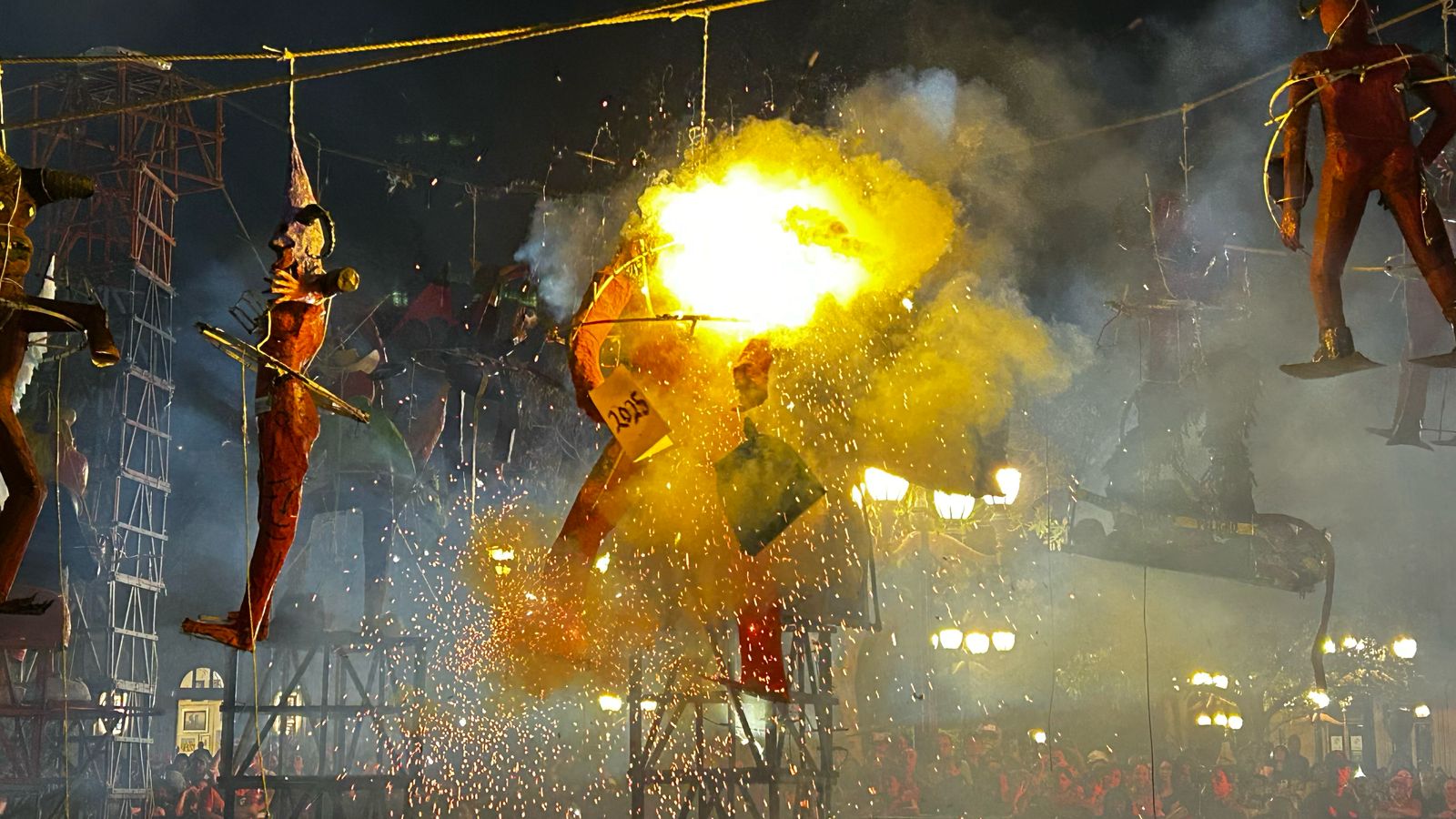 ESPECTACULAR NOCHE DE FUEGO, DANZA Y TRADICIÓN CON LA QUEMA DE JUDAS