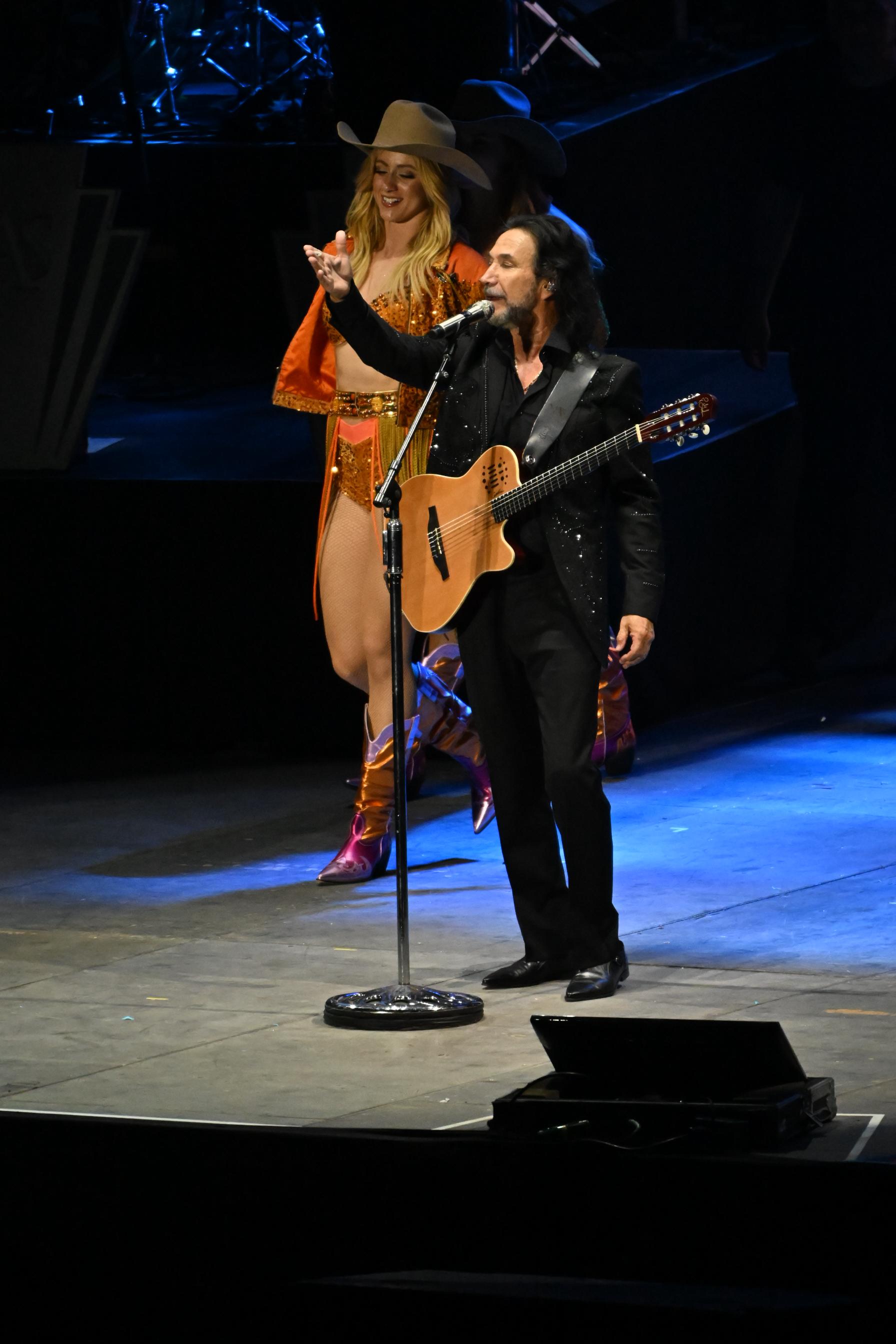 GRAN VELADA SE VIVE EN LA ARENA POTOSÍ CON MARCO ANTONIO SOLÍS 