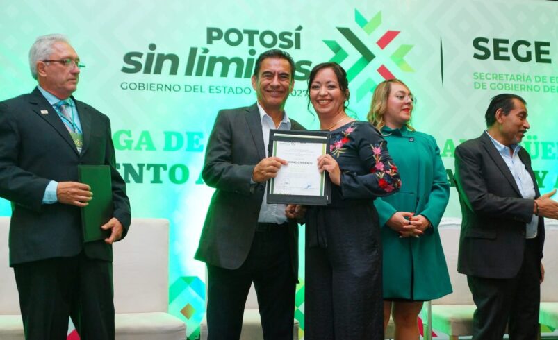 ESTADO RECONOCE A PERSONAL ADMINISTRATIVO EN LA EDUCACIÓN