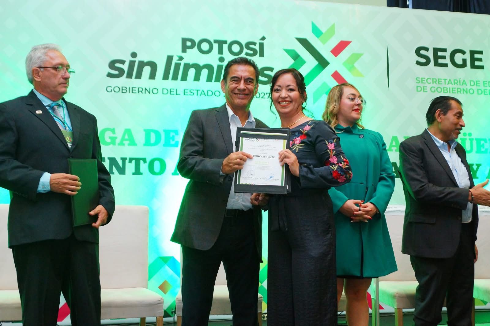 ESTADO RECONOCE A PERSONAL ADMINISTRATIVO EN LA EDUCACIÓN