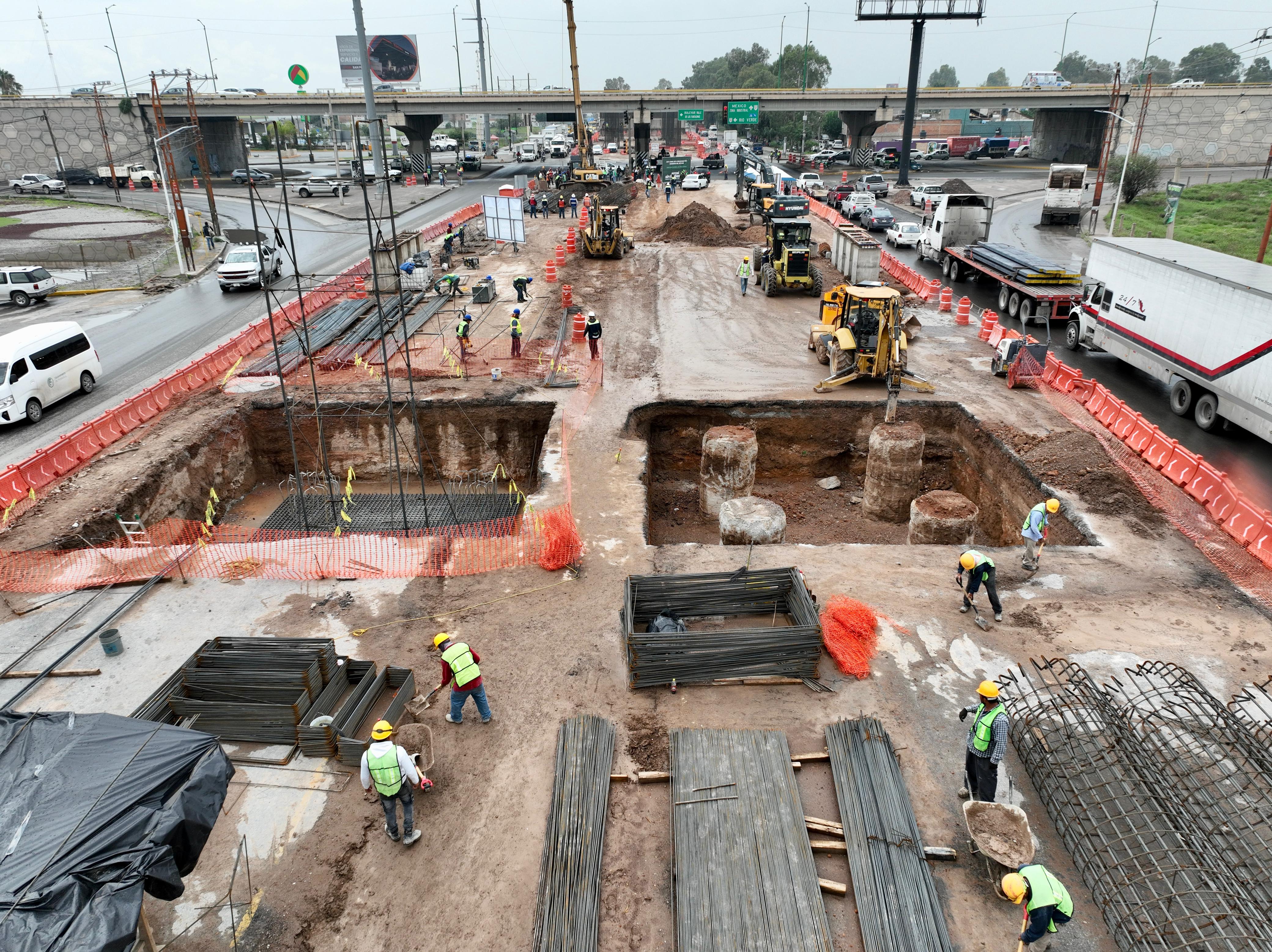 RICARDO GALLARDO SUPERVISA OBRAS DEL PUENTE EN CIRCUITO POTOSÍ