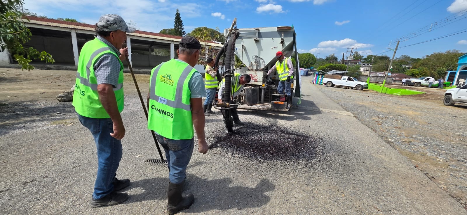 ESTADO IMPULSA MEJORA DE ESPACIOS PÚBLICOS EN XILITLA CON ENCHULANDO TU COMUNIDAD