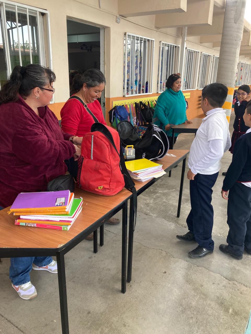GOBIERNO ESTATAL REFUERZA SEGURIDAD EN ESCUELAS DEL SEER CON REVISIÓN DE ÚTILES ESCOLARES