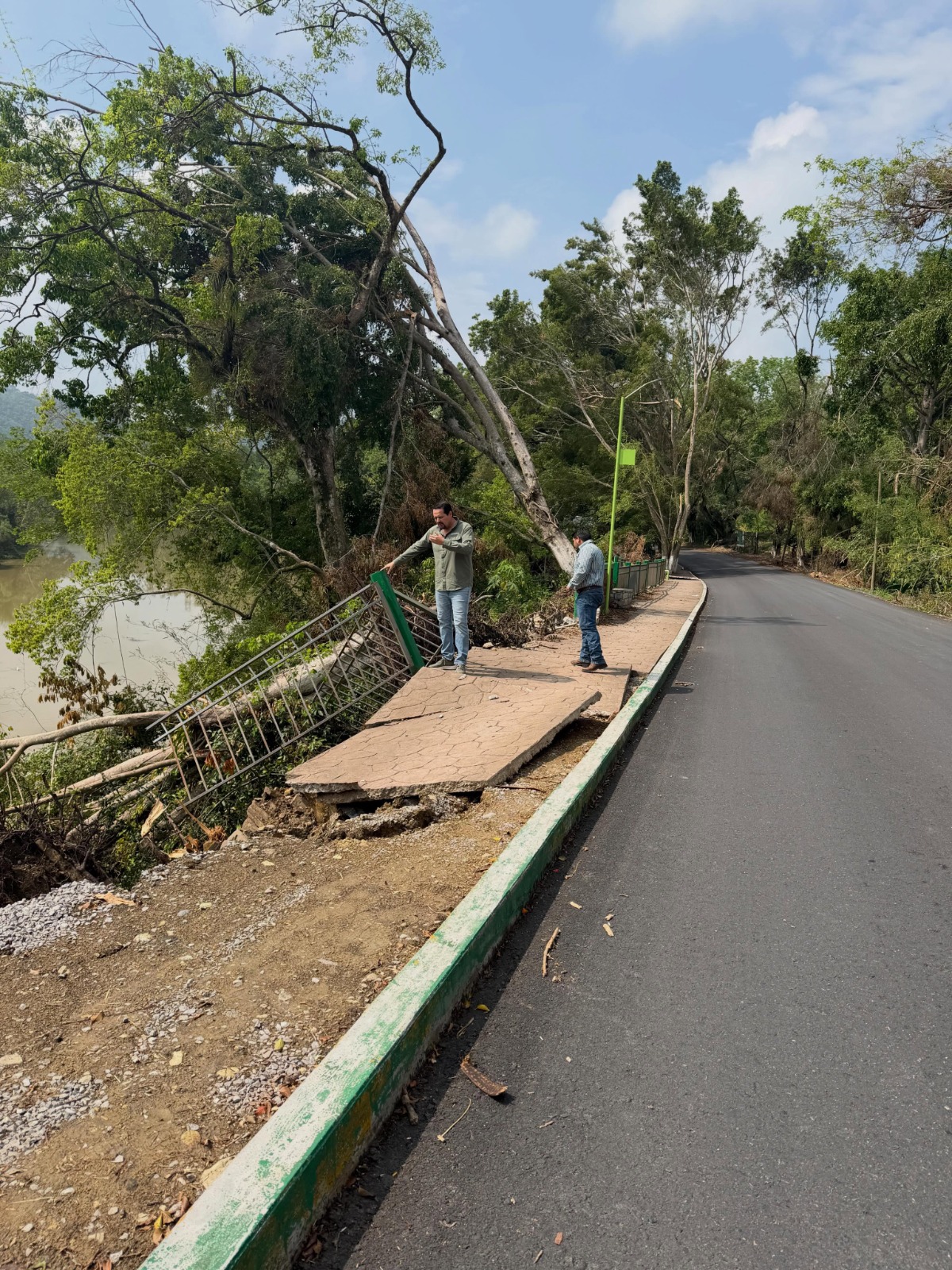 GOBIERNO ESTATAL REHABILITARÁ DAÑOS OCASIONADOS POR TROMBA EN CAMINO AXTLA-COMOCA